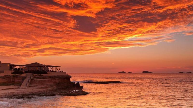 Sunset Cala Conta image 3